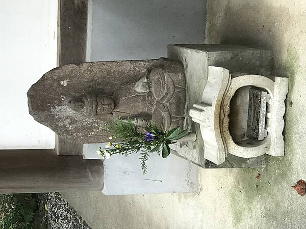 七井不動尊の前に置かれた宇賀神像