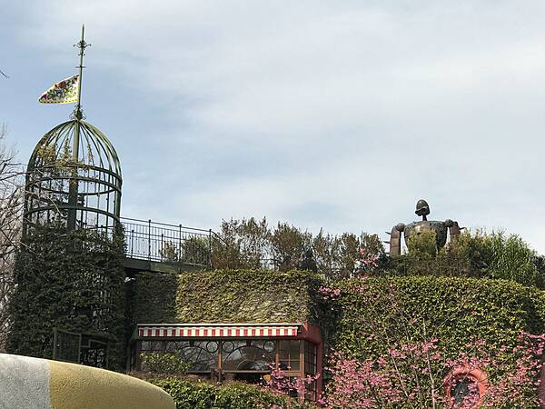 ジブリ美術館の屋上に佇むロボット兵